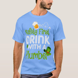 Erster Sicherheitsdrink mit Klempner T-Shirt