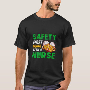 Erster Sicherheitsdrink mit Krankenpflege T-Shirt