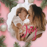 Erster Weihnachtsgeburtsname Modernes Foto Ornament Karte<br><div class="desc">Trendy moderne pinkfarbene Freudenschrift und Herz-Sake Urlaubskarte mit der ersten Weihnachtskarte des neuen Babys zusammen mit Mutter,  Vater und Familie.</div>