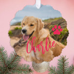 Erster Weihnachtshund in ewig Zuhause Foto Name Ornament Karte<br><div class="desc">Modern fügen Sie Ihren Haustiernamen Rosa Skript zuerst Weihnachten mit Ihrem Hund Keepake Baum-Ornament Karte.</div>