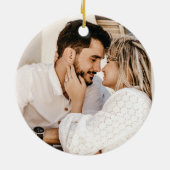 Erster Weihnachtskranz Verlobtes Foto Keramik Ornament (Hinten)