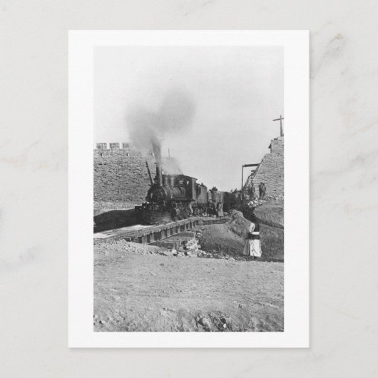 Erster Zug durch die Mauer von Peking, Ch Postkarte (Vorderseite)