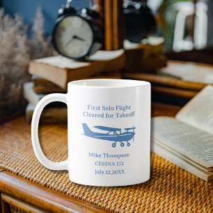 Erstes Alleinflugfoto eines Flugschülers in Blau, Kaffeetasse