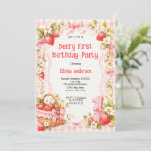 Erstes Erdbeer-Rosa-Gingham-Mädchen-Geburtstag Einladung (Stehend Vorderseite)