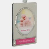 Erstes Mädchen des Babys des Weihnachten| Banner-Ornament Silber (Rechts)