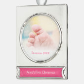Erstes Mädchen des Babys des Weihnachten| Banner-Ornament Silber (Links)