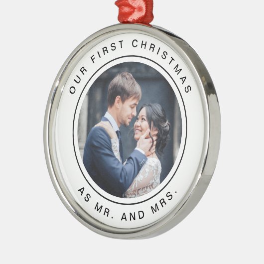 Erstes verheiratetes Schwarzweiss-Foto des Ornament Aus Metall (Links)