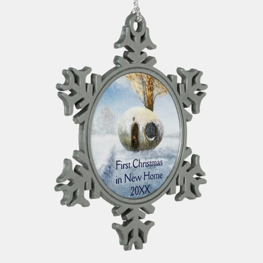 Erstes Weihnachten im neuen feenhaften Ei-Haus des Schneeflocken Zinn-Ornament (Links)