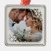 Erstes Weihnachten Weiße Schneeflocken Rahmen Foto Ornament Aus Metall (Vorne)