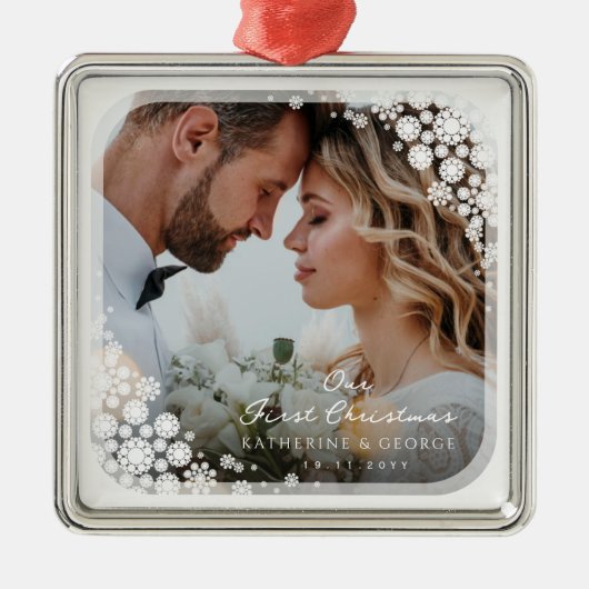 Erstes Weihnachten Weiße Schneeflocken Rahmen Foto Ornament Aus Metall (Vorne)