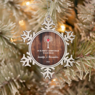 Erstes Weihnachten zusammen Liebesbaum rustikales Schneeflocken Zinn-Ornament