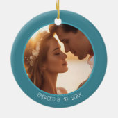 Erstes Weihnachtsblumendatum Verlobtes Foto Keramik Ornament (Hinten)