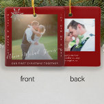 Erstes Weihnachtsfest 2 Fotos rot Ornament Aus Metall<br><div class="desc">Minimalistische moderne fröhliche und verheiratete neue Mr. und Mrs. wedding neuvermählten Paar Foto doppelseitigen personalisierten Keepake roten Weihnachtsbaum-Schmuck Vorlage mit einem trendigen handgeschriebenen Signatur Stil Imitate silbergraue Kalligraphie Skript und eine Schneeflocke.            Einfach auf beiden Seiten mit Text und Bildern personalisieren.</div>