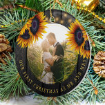 Erstes Weihnachtsfest FOTO Herren und Frau Sonnenb Keramik Ornament<br><div class="desc">Rustikales Land frisch Hochzeit rund Foto Erste Weihnachten als Mr. und Mrs. personalisierten Baum-Ornament mit gelben goldenen Sonnenblumensträuße über einem dunkelbraunen Scheunenholz.            Einfach mit Ihren Namen,  Text und Foto anpassen!            Es kann ein hübsches Sake-Geschenk für ein neues Paar sein.</div>