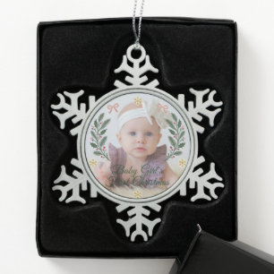 Erstes Weihnachtsfoto eines Babymädchens in Rosé Schneeflocken Zinn-Ornament