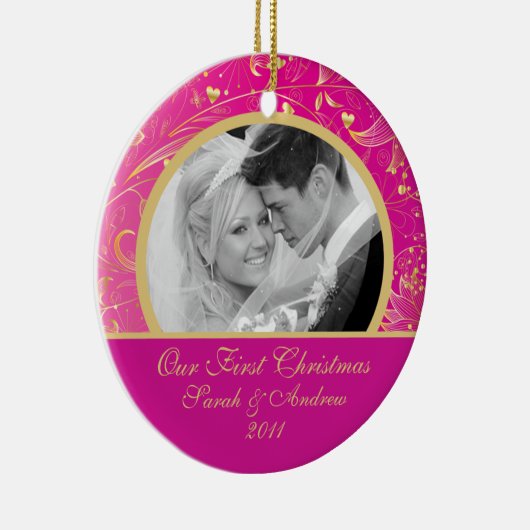 Erstes WeihnachtsFoto-Verzierungs-Goldblumenrosa Keramikornament (Rechts)