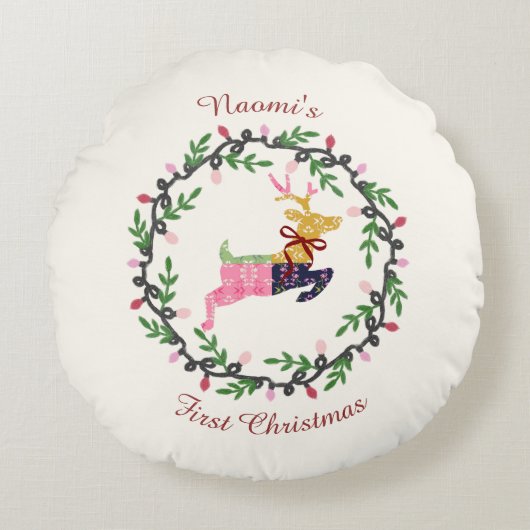 Erstes Weihnachtsrentier mit Kranz anpassen Rundes Kissen (Vorderseite)