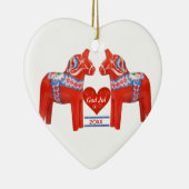 Erstes Weihnachtszusammen datiertes Schwede Dala Keramikornament (Rechts)