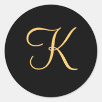 Erstfarbiges K auf schwarzen Monogramm-Aufklebern