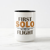 Erstflug mit Solo Zweifarbige Tasse (Mittel)