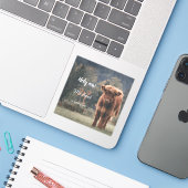 Erstgeburtsfeier des Hochlandkuhkalbs in Monogramm Aufkleber (Laptop mit iPhone)