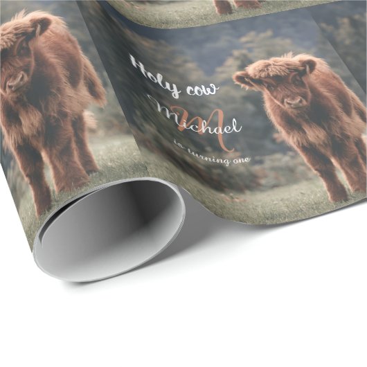 Erstgeburtsfeier des Hochlandkuhkalbs in Monogramm Geschenkpapier (Rolleneckpunkt)