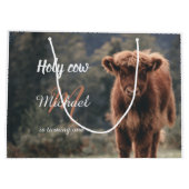 Erstgeburtsfeier des Hochlandkuhkalbs in Monogramm Große Geschenktüte (Rückseite)