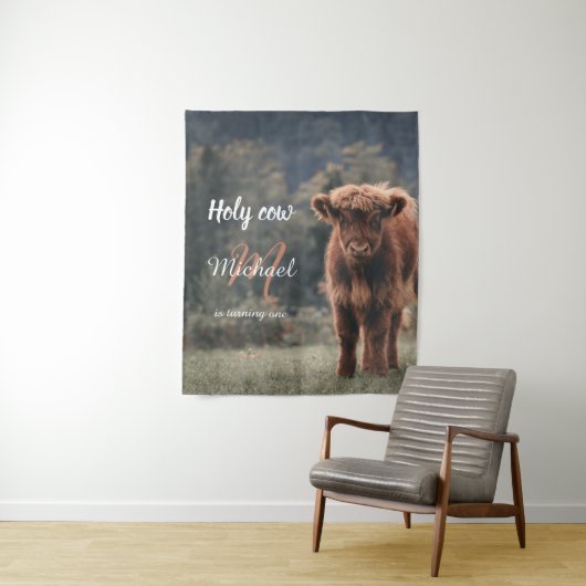 Erstgeburtsfeier des Hochlandkuhkalbs in Monogramm Wandteppich (Beispiel)