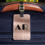 Erstmalige Rose Gold Metal Two Monogram Gepäckanhänger<br><div class="desc">Girly Stylish Moderne elegante Rose Gold Metal Zwei Monogram Initial Custom Personalisiert Personalisiert Luggage Bag Tag. Dieses Design mit zwei (2) fett monogramm ersten typografischen Schriftart und die Rückseite Adresse Info über Rose Gold Brushed Metal (Rose gold metallische Folie aussehen) Hintergrund. Diese sind einfach zu anpassen. Stilvolles Geschenk für Hochzeit,...</div>