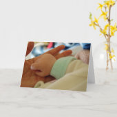 Erstmaliger Vater mit der Hand-Grußkarte des Babys Karte (Gelbe Blume)