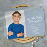 Erstmaliges Dusty Blue Gold Dust Foto Save The Date<br><div class="desc">Eine elegante First Holy Communion Save the Date Einladung mit zarten Goldstaub. Sie können mit Ihren Feierlichkeiten in schicken Texten und einem besonderen Foto auf einem staubblauen Hintergrund personalisieren. Entwickelt von Thisisnotme©</div>