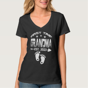Erstmals Oma 2023 Vatertag als Baby T-Shirt