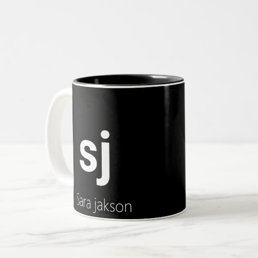 Erstname Schwarz/Weiß Modernes Minimales Monogramm Zweifarbige Tasse (Vorderseite Links)