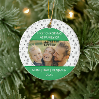 Erstweihnachtsfamilie von drei Kindern Keramik Ornament