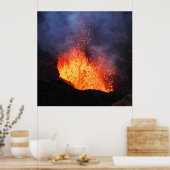 Eruption aktiver Vulkan - heißer Lavastrom im Krat Poster (Küche)