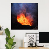 Eruption aktiver Vulkan - heißer Lavastrom im Krat Poster (Heimbüro)