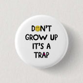 Erwachsen Sie nicht, es ist eine Falle! Mug Button (Vorderseite)