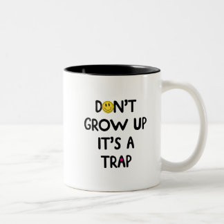 Erwachsen Sie nicht, es ist eine Falle! Mug Zweifarbige Tasse