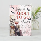 Erwachsene Halloween Sips über Skelett Einladung (Stehend Vorderseite)