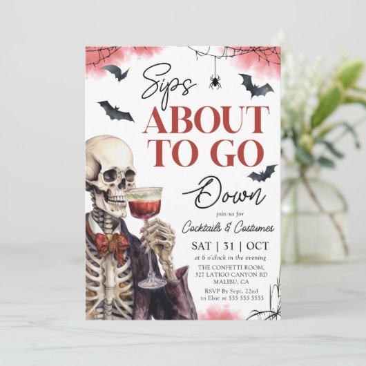 Erwachsene Halloween Sips über Skelett Einladung (Stehend Vorderseite)