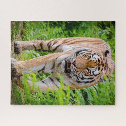 Erwachsene Tiger, die unter hellgrünen Blätter wac Puzzle (Horizontal)
