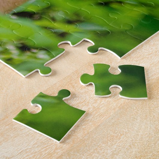 Erwachsene Tiger, die unter hellgrünen Blätter wac Puzzle (Seite)