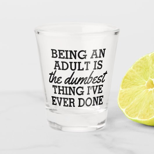 Erwachsene zu sein ist das Dümmste, was ich getan Schnapsglas (Vorderseite)