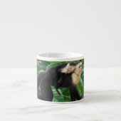Erwachsener Capuchin-Affe-tragendes Baby auf Espressotasse (Vorderseite)
