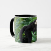 Erwachsener Capuchin-Affe-tragendes Baby auf Tasse (Vorderseite Links)