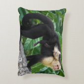 Erwachsener Kapuzineraffe, die ein Baby auf dem Rü Dekokissen (Rückseite(Vertikal))