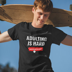 Erwachsenwerden ist hart - Abmelden   Anpassbares  T-Shirt