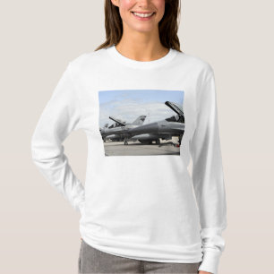 Erwarten kämpfende Falcons F-16, um zu starten T-Shirt