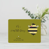 Erwartung der Ankündigung der Mama Bee Olive (Stehend Vorderseite)