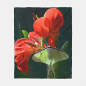 "Erwartung der Nacht" - Luna-Motten-Malerei Fleecedecke (Vorderseite)